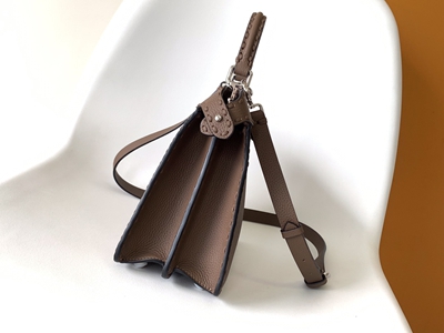 フェンディバッグ側面デザイン